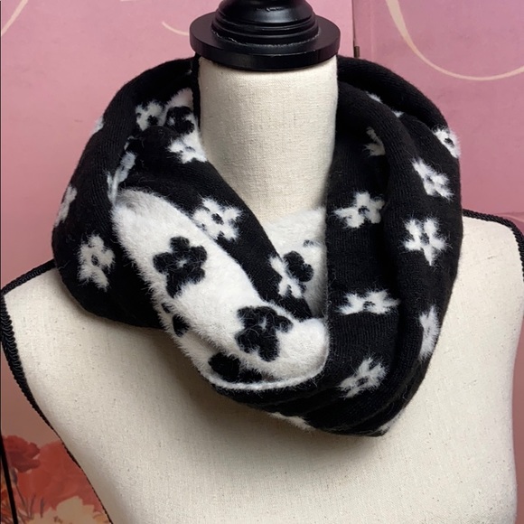 Karl Lagerfeld Accessories - Black/white reversible infinity scarf 🌺